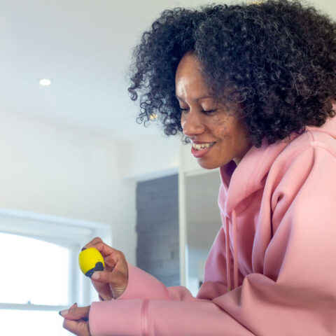 woman-holding-yellow-zero-in-hand